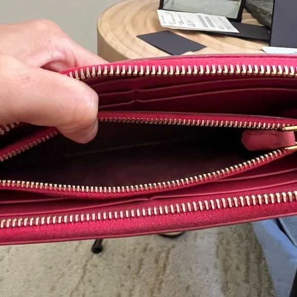 Prada Pink Women's Wallet
PRICED TO SELL - Picture 5 of 7